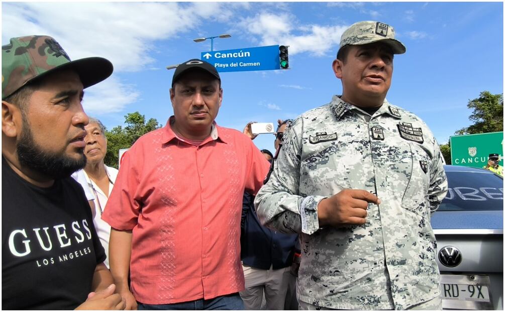 Protesta de permisionarios de transporte turístico federal en Aeropuerto Internacional de Cancún. Foto: Adriana Varillas / EL UNIVERSAL