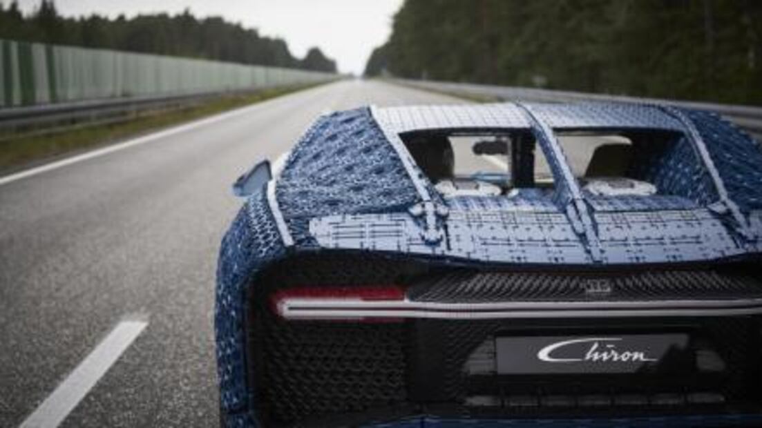 Construyen Bugatti Chiron tamaño real con piezas Lego
