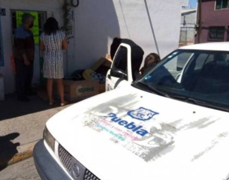 ¡Indignante! En plena calle, abandonan a abuelita dentro de cajas de cartón