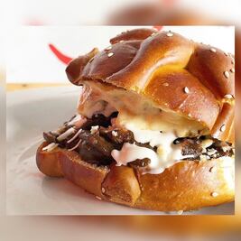 Conoce el pan de muerto relleno de chilaquiles