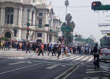 Ex trabajadores de la extinta Ruta 100 bloquean Eje Central y marchan al Zócalo; exigen pago de finiquito