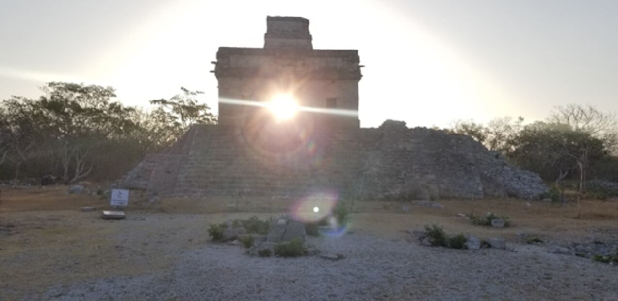 Equinoccio en zona arqueológica Dzibichaltun, en todo su esplendor