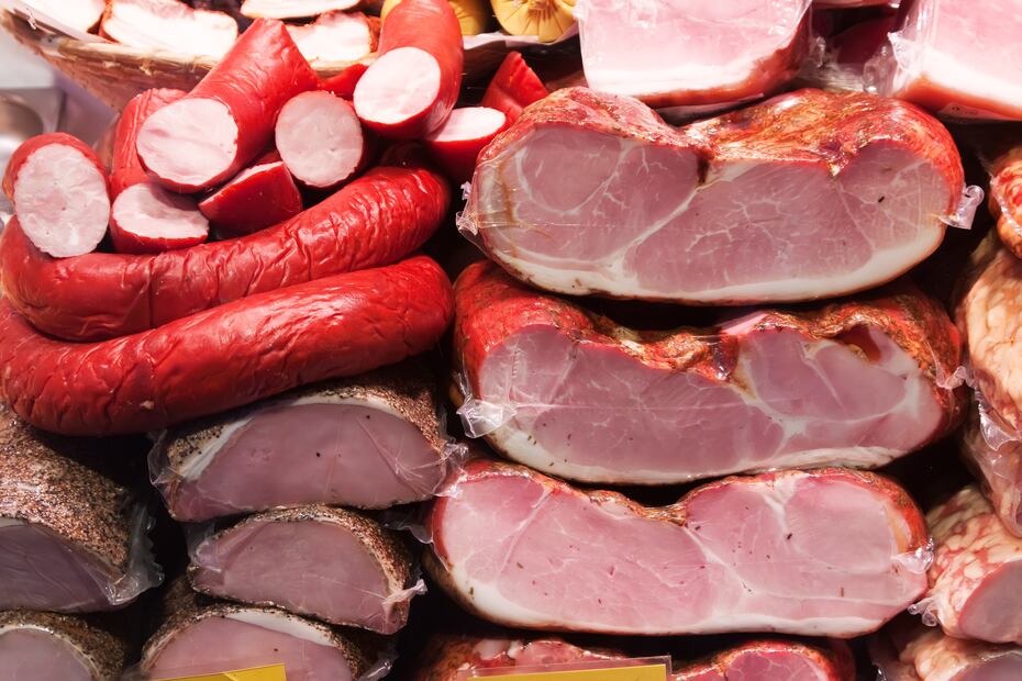 Los embutidos son ricos en sodio, que afecta la salud cardiovascular. Foto: Freepik