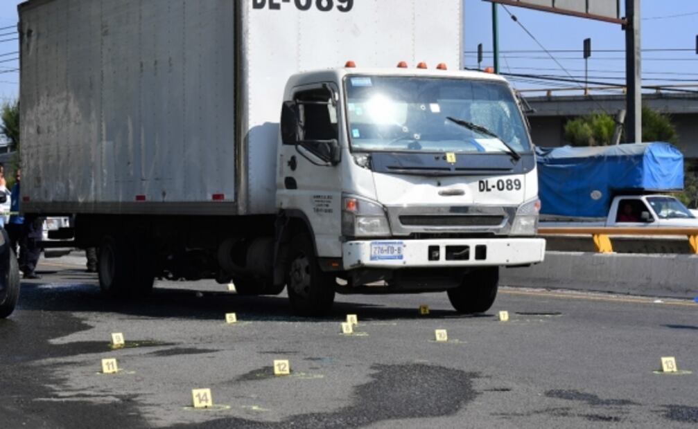 Le disparan 16 veces a custodio en intento de asalto a camión de carga en Edomex