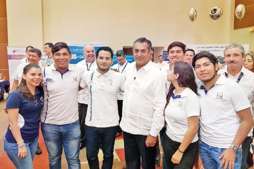 El Bronco (al centro) se reunió con jóvenes en la presentación de la Jornada Nacional del Notariado Mexicano (CORTESÍA)