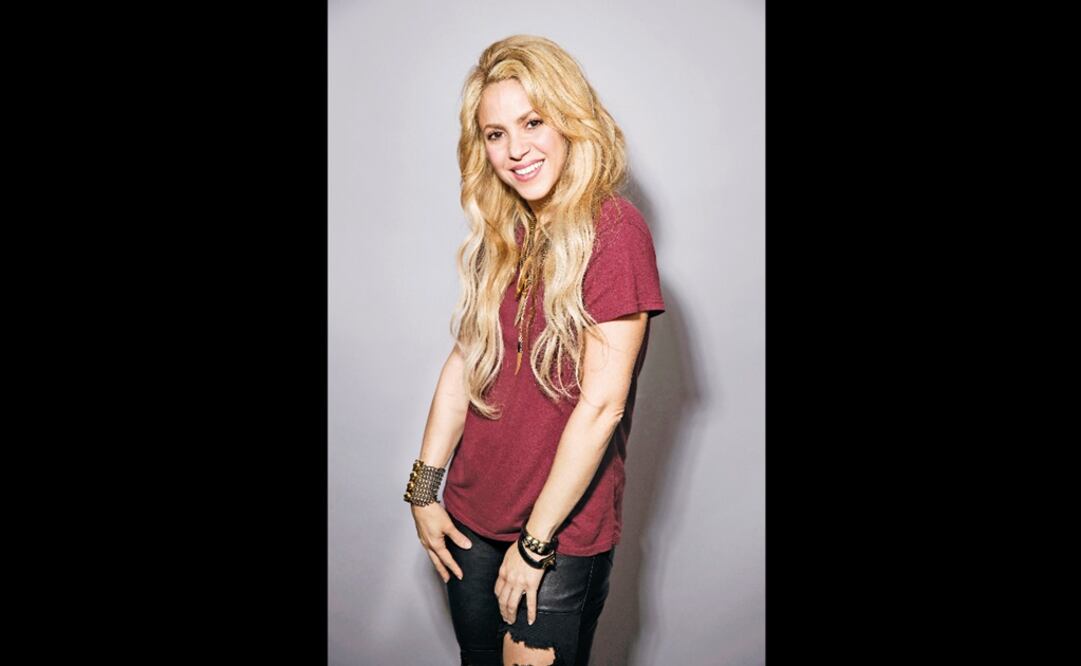 Shakira on a photo shoot, promoting her new album "El Dorado" - Photo: Victoria Will/AP