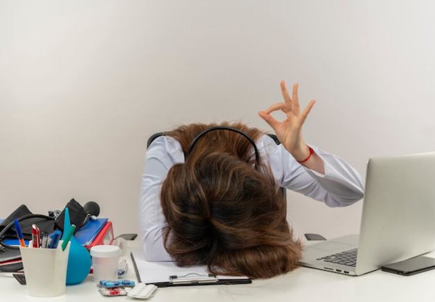 La infelicidad, es un fenómeno que impacta a la sociedad moderna. Fuente: Freepik.