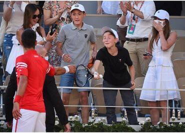 Djokovic regala raqueta a niño mexicano tras ganar Roland Garros