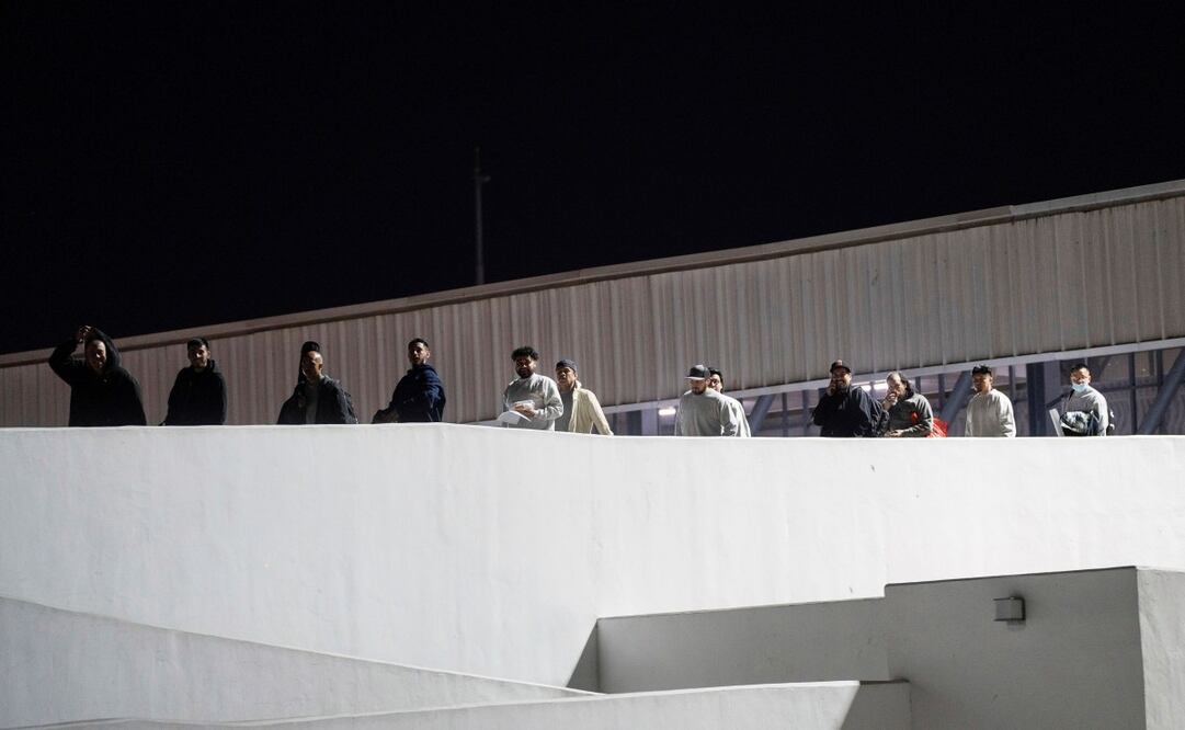 Migrantes caminan hacia México tras ser deportados de Estados Unidos en el puente El Chaparral en Tijuana, México, el 21 de enero del 2025. Foto: AP