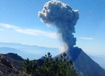 Volcán de Colima lanza fumarola de dos kilómetros