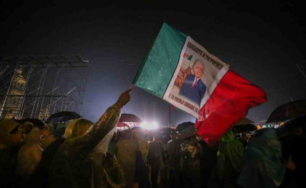 Simpatizantes de Andrés Manuel López Obrador portan accesorios con leyendas de agradecimiento para el Presidente. Foto: Luis Camacho/EL UNIVERSAL