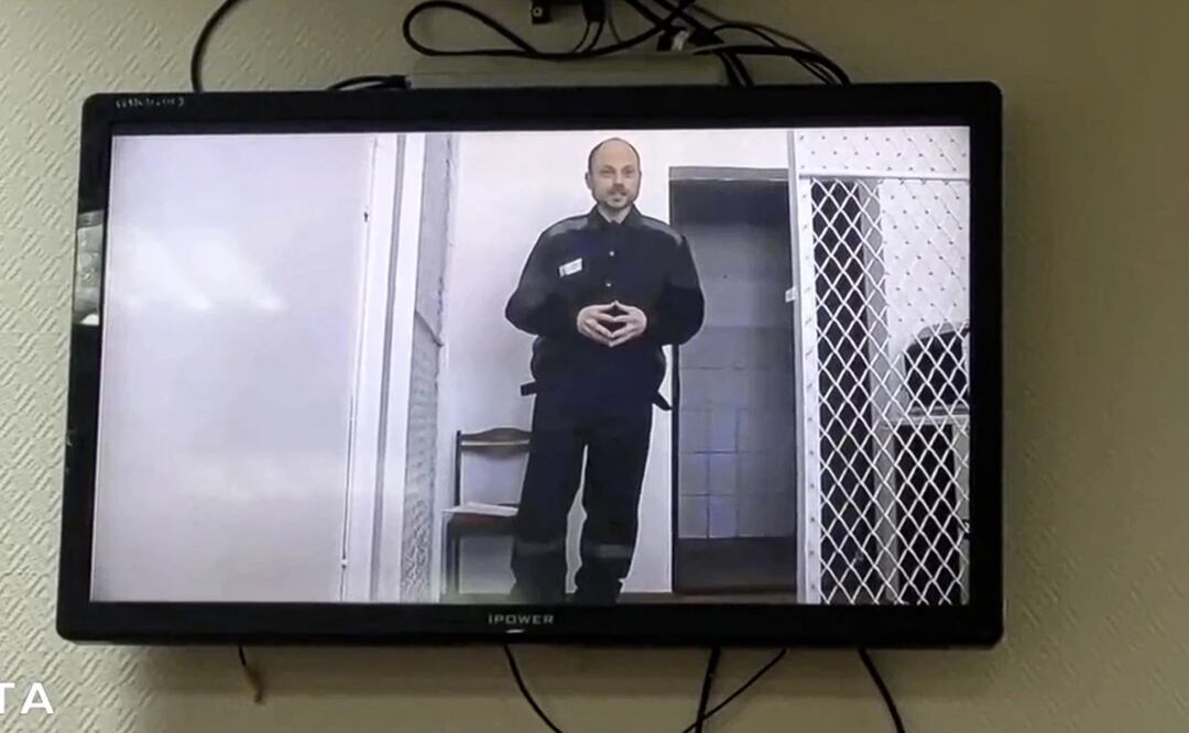 El opositor ruso Vladimir Kara-Murza, visto en un televisor durante una emisión de video facilitada por el Servicio Penitenciario ruso durante una vista, en una corte en Zamoskvoretsky, en Ufa, Rusia. Foto: AP