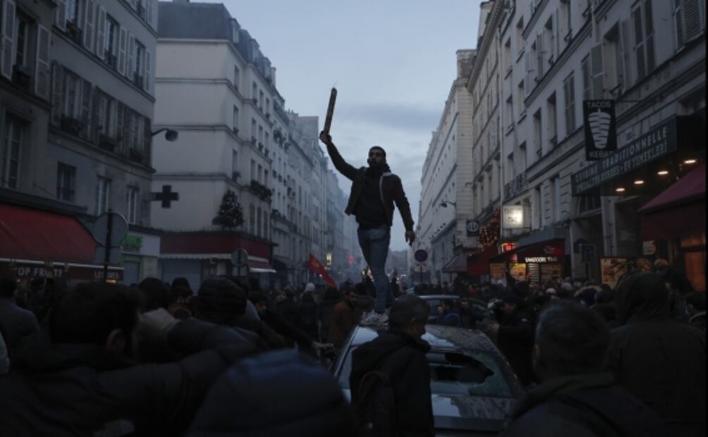 Enfrentamiento en París tras tiroteo que dejó tres personas muertas