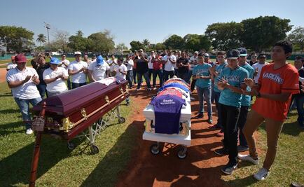 En campo de béisbol, despiden a víctimas de masacre en Minatitlán