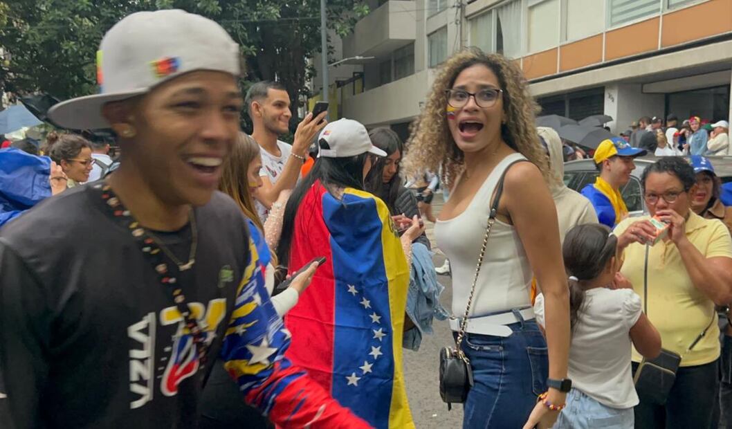 Así se vivió el ambiente fuera de la embajada de Venezuela en la Ciudad de México. Fotos: Berenice Fregoso El Universal