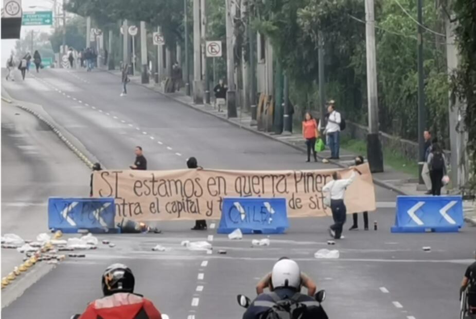 Encapuchados vandalizan estación de Metrobús y camión de refrescos frente a CU