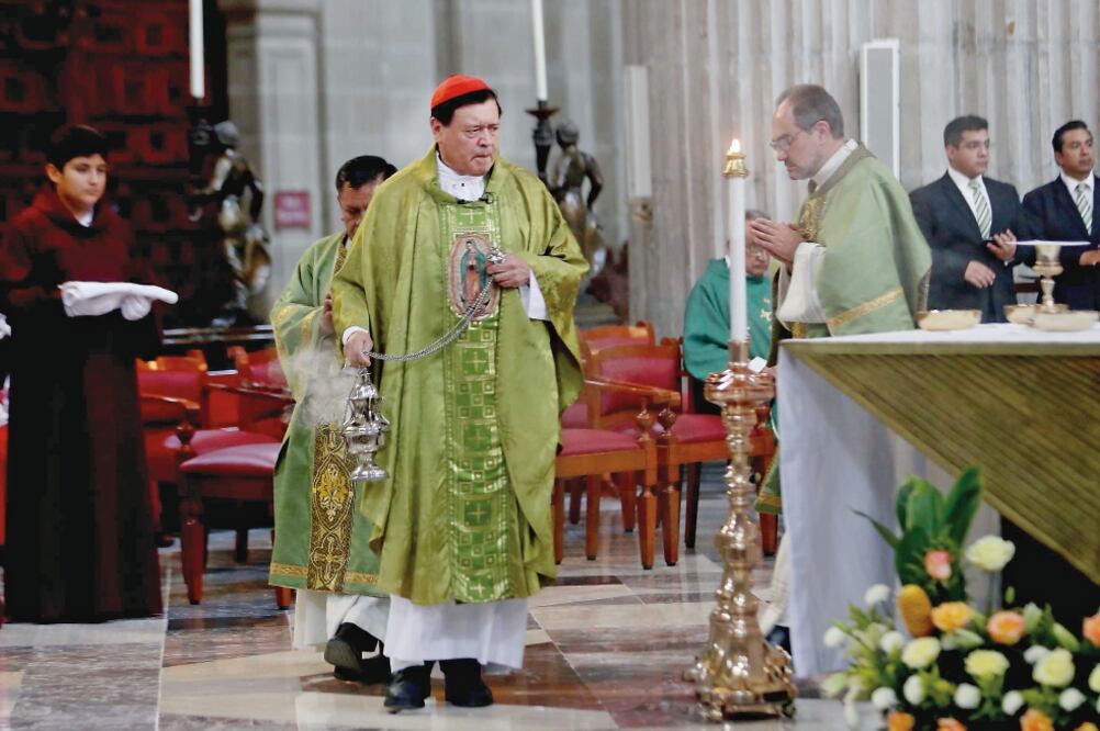 El arzobispo primado de México, Norberto Rivera Carrera, durante la misa dominical que ofició ayer en la Catedral Metropolitana (FERNANDO RAMÍREZ. EL UNIVERSAL)