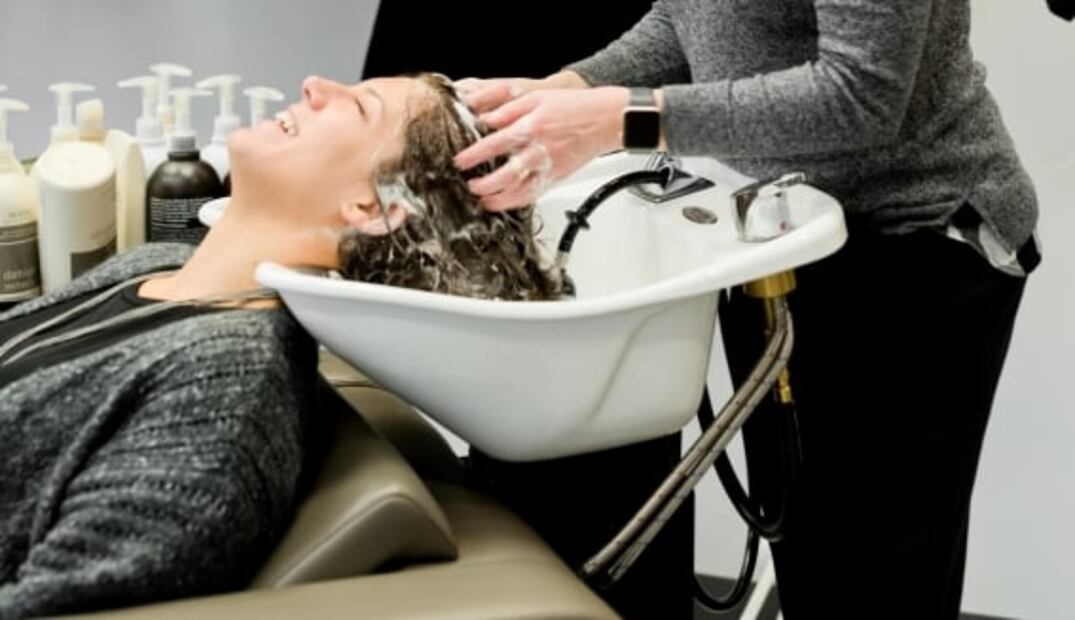 Errores que cometes al lavar tu pelo y no lo sabías 