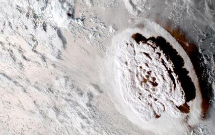 Así de vio desde el espacio la erupción de volcán submarino en la isla de Tonga 