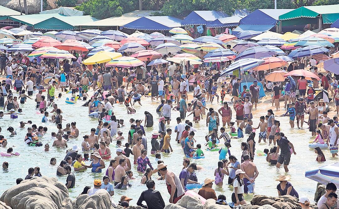 Puerto Escondido, Oax.— La nueva autopista, que redujo el tiempo de traslado de la capital a la costa, facilitó la llegada de
miles de turistas nacionales y extranjeros durante esta temporada vacacional, lo que dejó playas a reventar y un paraíso al
descubierto, pues los mismos visitantes aseguran que “el puerto dejó de ser escondido”. |
