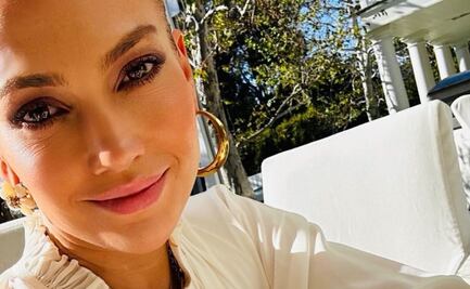JLo modela la falda midi de lentejuelas con zapatillas perfectas para lucir elegante después de los 50 años