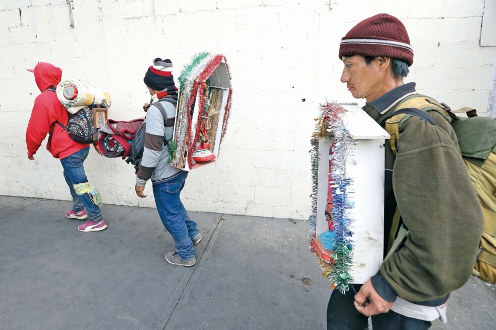 Es la segunda vez que Yezdiel Hidalgo visita a la Virgen de Guadalupe para pedir que libre a toda su familia de la inseguridad y de enfermedades. Foto: ARIEL OJEDA. EL UNIVERSAL