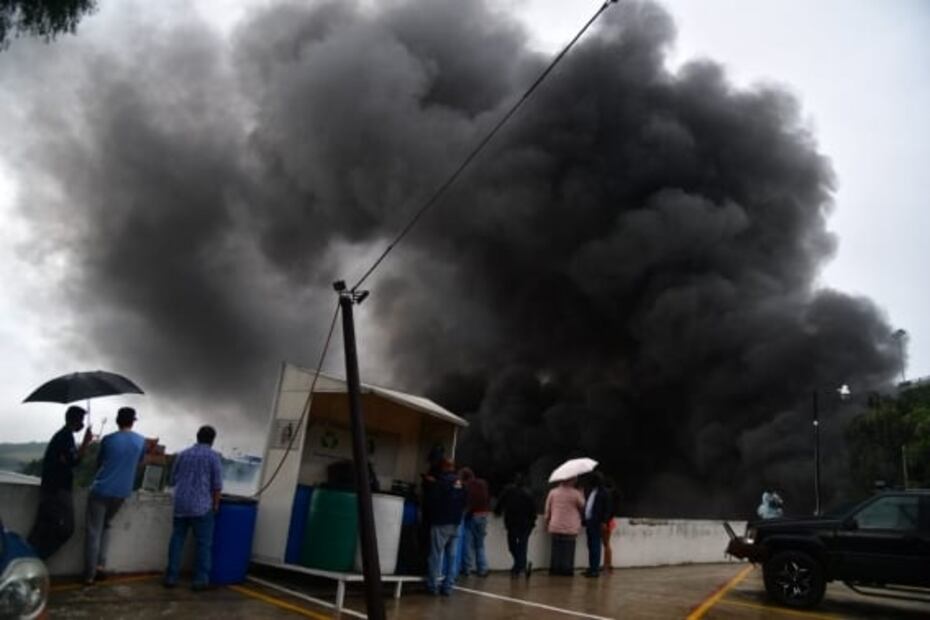 Incendio consume mueblería en avenida Gustavo Baz, Tlalnepantla