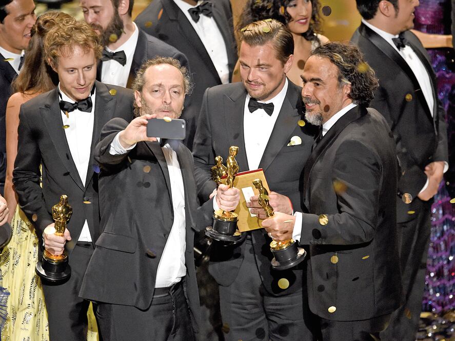 Emmanuel Lubezki, Leonardo DiCaprio y Alejandro González Iñárritu celebraron su triunfo tomándose la selfie del recuerdo (FOTOS: AGENCIAS)