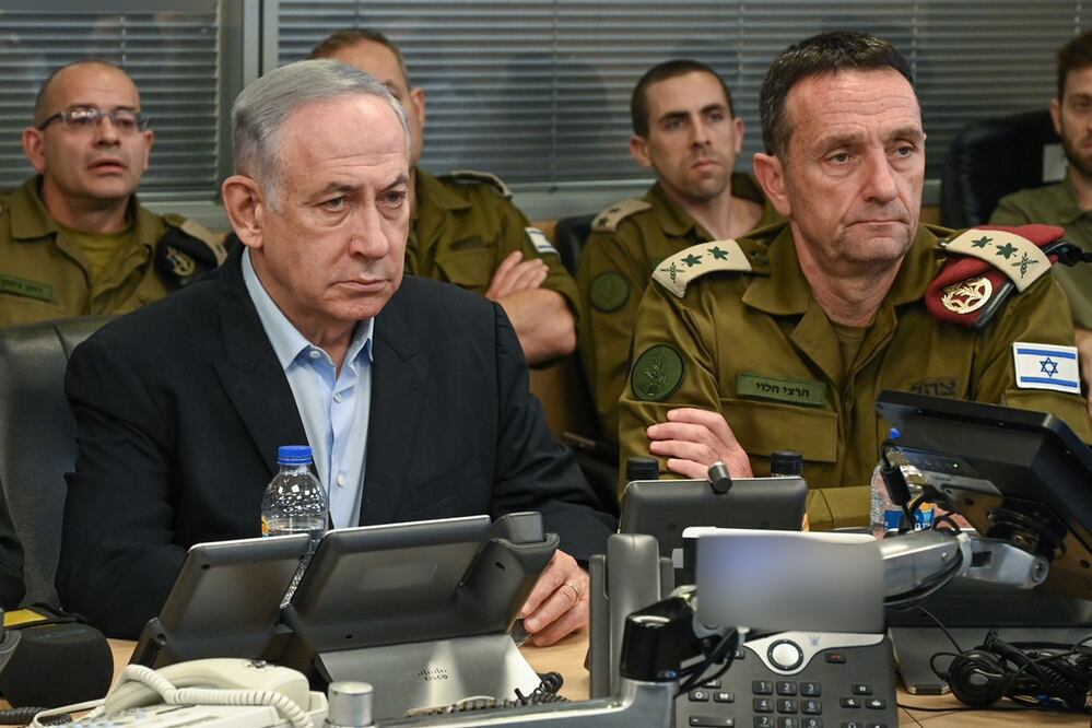 El primer ministro israelí, Benjamin Netanyahu (izquierda), y el jefe del Estado Mayor, Herzi Halevi. Foto: EFE