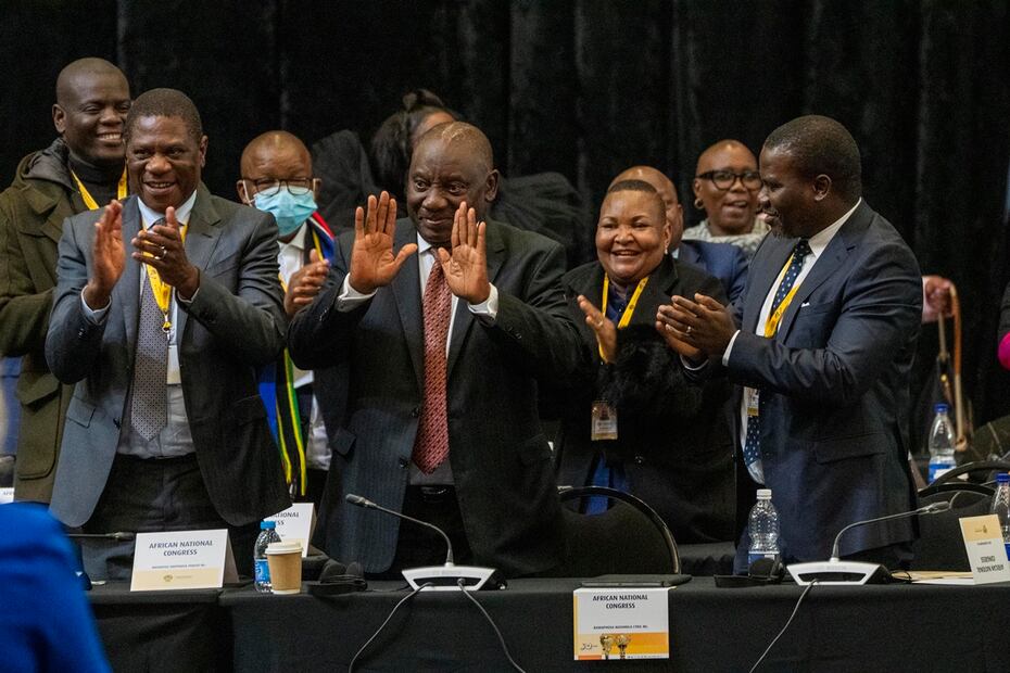 El presidente sudafricano Cyril Ramaphosa reacciona tras ser reelegido como líder del país en Ciudad del Cabo, Sudáfrica. Foto: AP