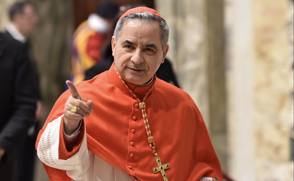 Becciu, primer cardenal juzgado por un tribunal penal del Vaticano, fue condenado a 5 años y 6 meses de cárcel por un caso de irregularidades financieras. Foto: AFP