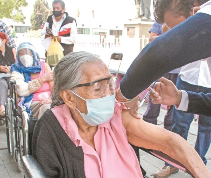 En Neza inicia vacunación con largas filas