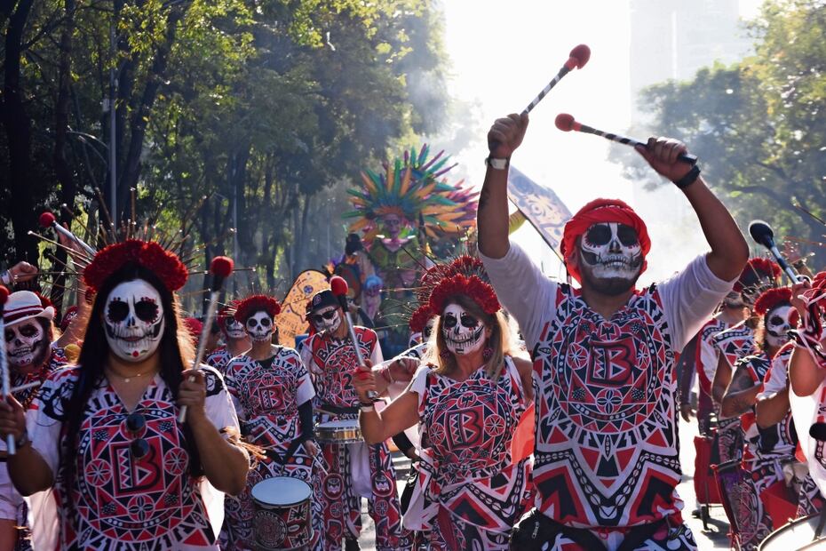 Danzantes de blanco y rojo tocaron sus tambores con fuerza y ritmo, animando a los asistentes. Foto: Eduardo Castañeda / El Universal
