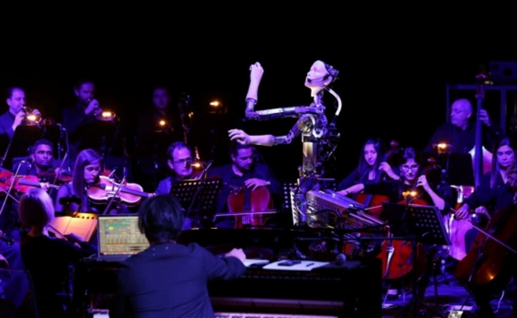 Robot con rostro humano dirige orquesta