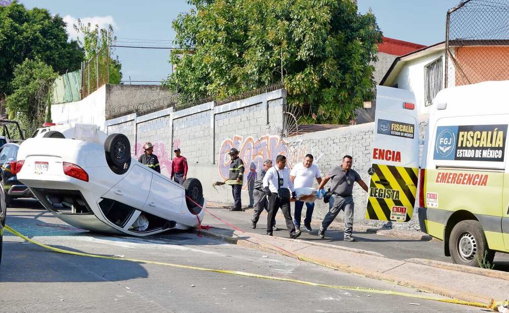 En la Avenida Vía Adolfo López Mateos una mujer murió y dos personas más resultaron heridas. Foto: VALENTE ROSAS/EL UNIVERSAL