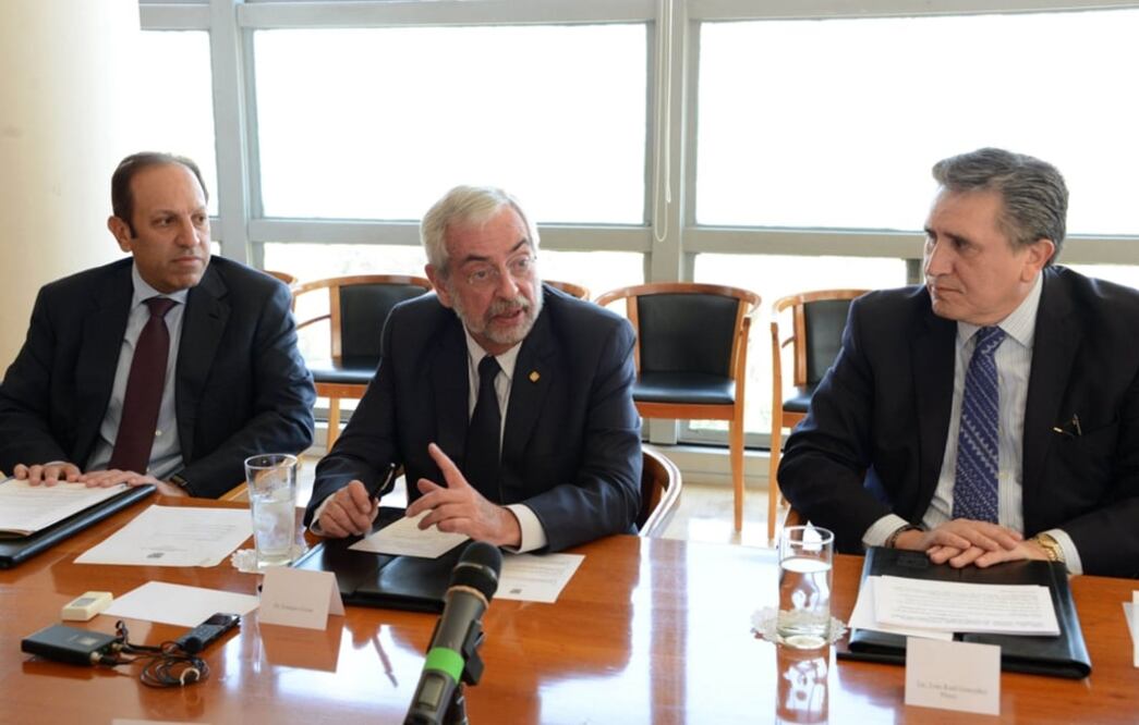 Marco Antonio Slim Domit, representante de la Fundación Carlos Slim; Enrique Graue Wiechers, rector de la UNAM, y Luis Raúl González Pérez, presidente de la CNDH. (Foto: Cortesía UNAM)