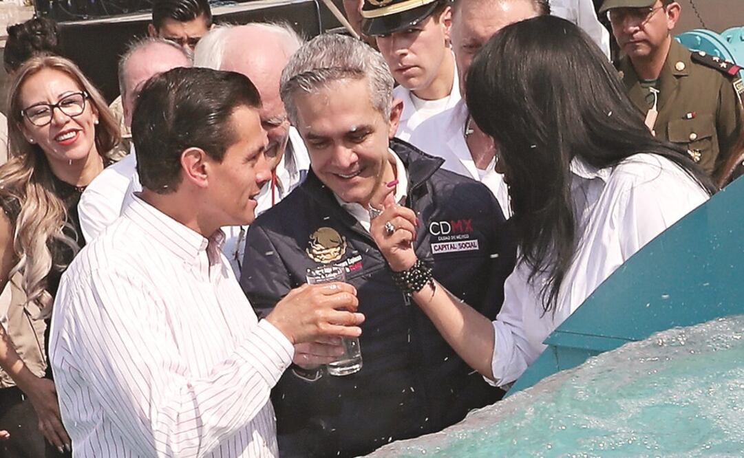 El presidente Enrique Peña Nieto y el jefe de Gobierno, Miguel Ángel Mancera, bebieron agua del pozo. (LUCÍA GODÍNEZ. ELUNIVERSAL)