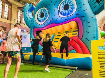The Monster: cuánto cuesta subir al inflable más grande del mundo