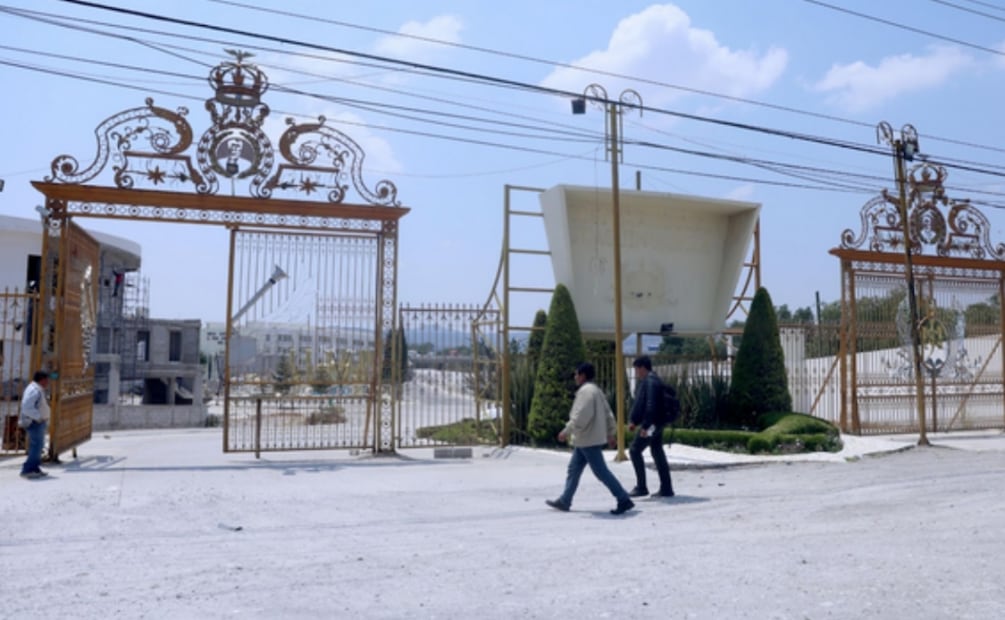 Entrada del complejo habitacional y de oración que inició en los últimos años de vida de Samuel Joaquín Flores, el segundo líder de la iglesia, pero ya no le tocó verlo en pie: falleció el 8 de diciembre de 2014. El ecosantuario y la colonia se inauguraron en mayo de 2016. Foto: Diego Prado