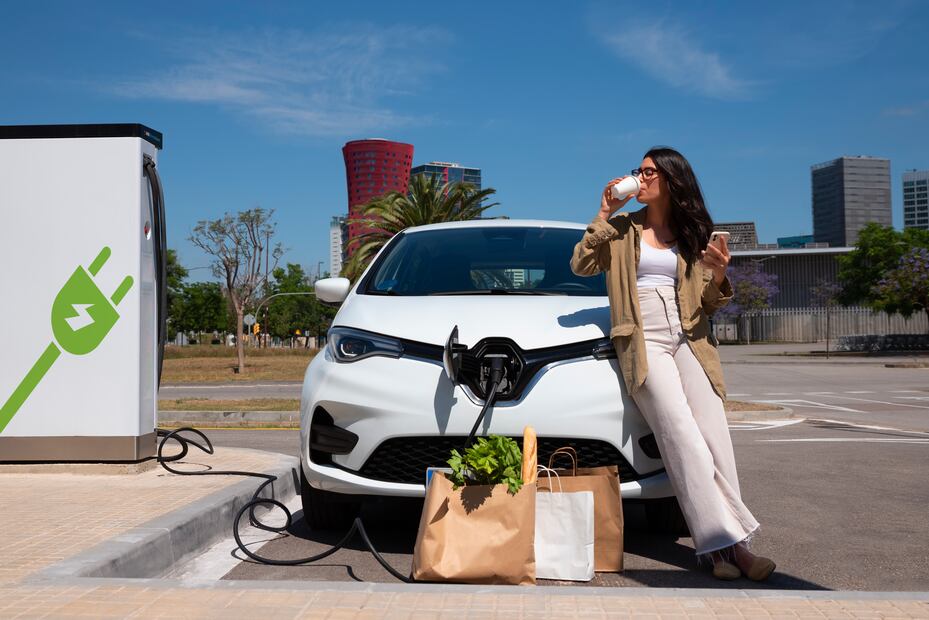 Utiliza Google Maps y mejora tu experiencia conduciendo un auto eléctrico. Foto: Freepik