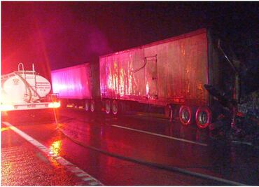 Choque entre tractocamiones en carretera Texcoco-Calpulalpan deja un herido y ambas unidades en llamas