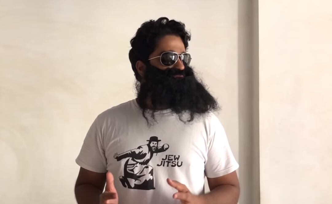 Raphael es un personaje que cubre su rostro con una barba postiza y gafas de sol; sus ideas despertaron el debate en las redes sociales por el "permiso a nacer". Foto: Captura de pantalla 