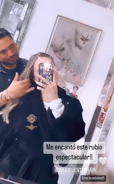 Belinda presume nuevo color de pelo y uñas con efecto perla