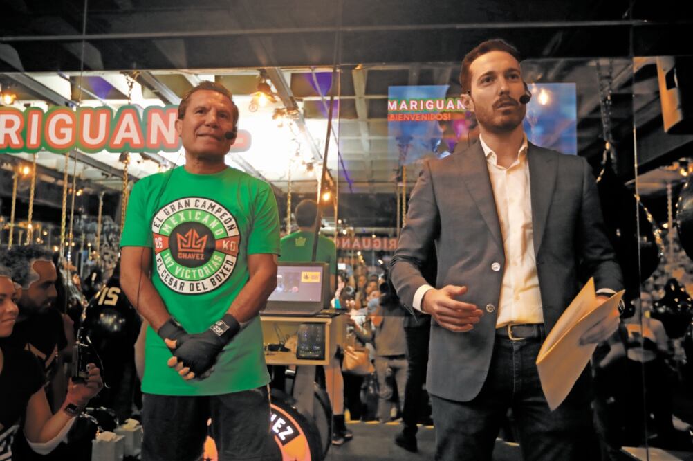 Julio César Chávez (izq.) afirmó que lleva días usando Mariguanol y que ha sentido mejoría en sus articulaciones, que ya están muy desgastadas. Foto/GERMÁN ESPINOSA. EL UNIVERSAL