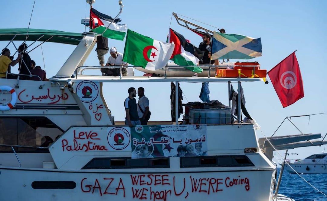 Miembros del grupo de barcos de la Flotilla Global Sumud a Gaza amarrados en la pequeña isla de Koufonisi, al sur de Creta, el 26 de septiembre de 2025. Tras un presunto ataque con drones la madrugada del 25 de septiembre de 2025, Atenas ha declarado que garantizará la seguridad de la navegación en sus aguas. La Flotilla Global Sumud, que transportaba activistas, entre ellos la ambientalista sueca Greta Thunberg, culpó a Israel de más de una docena de explosiones ocurridas cerca de sus barcos frente a las costas de Grecia la noche del 24 de septiembre de 2025. Foto: AFP