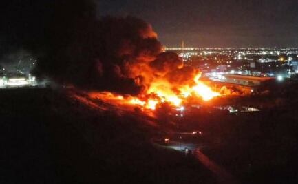 Incendio consume recicladora en Tamaulipas; cierran carretera Reynosa-Monterrey y evacuan a familias