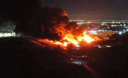 Incendio consume recicladora en Tamaulipas; cierran carretera Reynosa-Monterrey y evacuan a familias