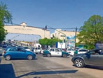 Seis alcaldes de Tierra Caliente bloquean carretera