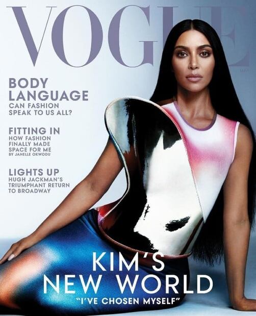 Kim Kardashian sorprende al posar para portada de revista con un look futurista 