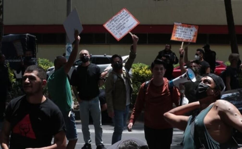 Llenan sede de Secretaría de Salud de "pústulas"; activistas exigen compra de vacunas ante alza de viruela del mono